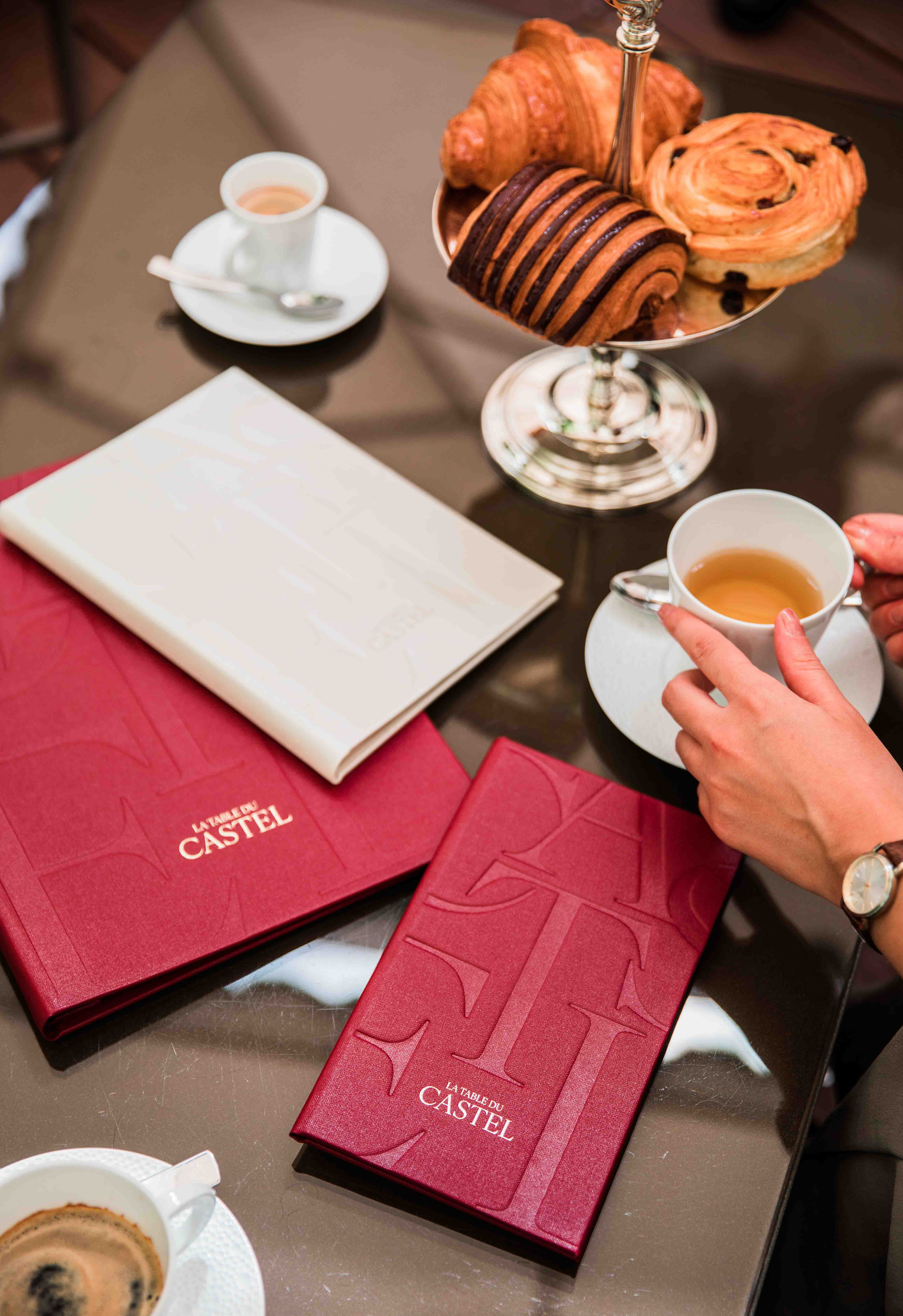 Prot&egrave;ge-menus bordeaux de La Table du Castelet avec grand marquage de lettres en relief