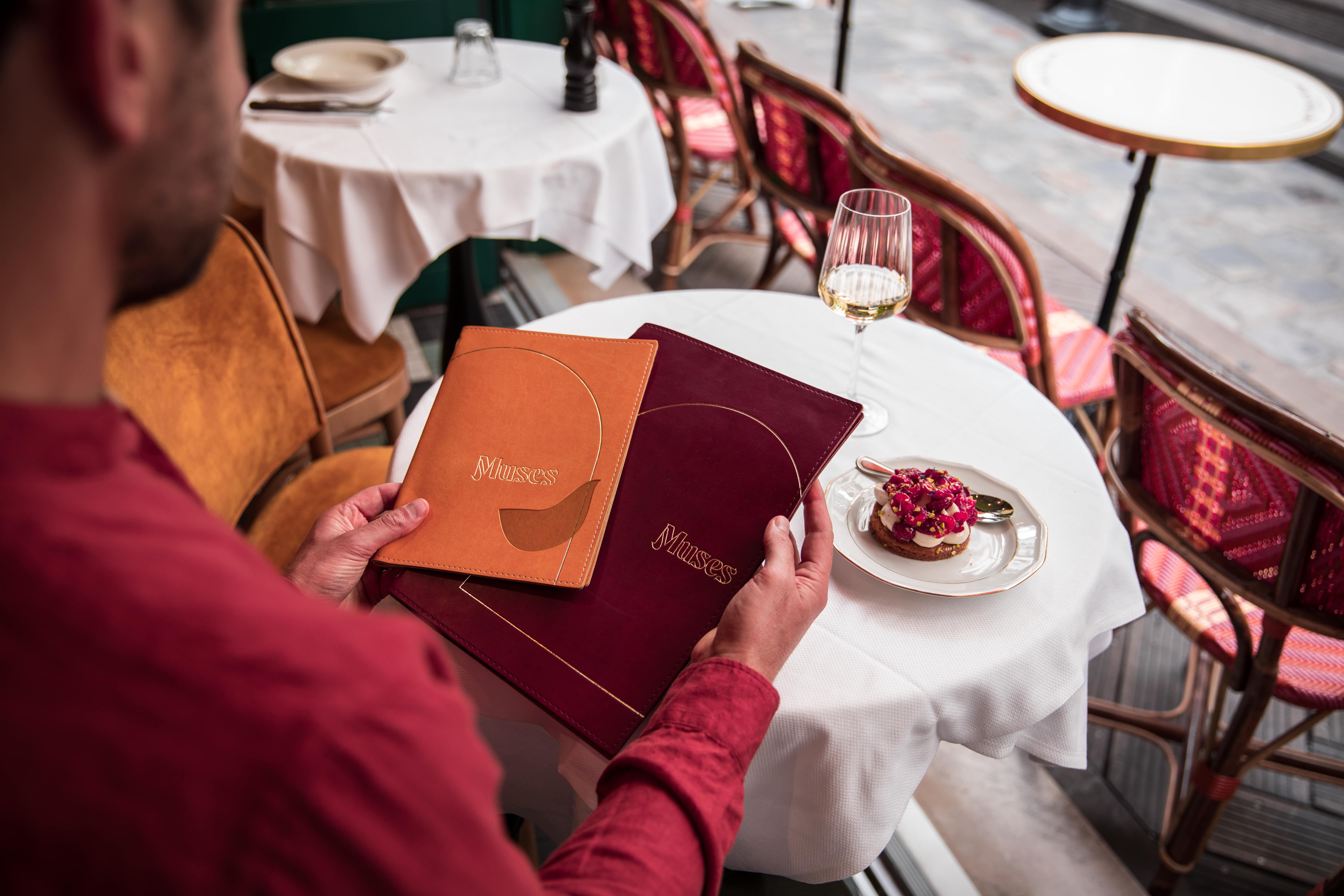 Prot&egrave;ge-menus Muses en cuir recycl&eacute; bordeaux et jaune avec marquage en creux dor&eacute;